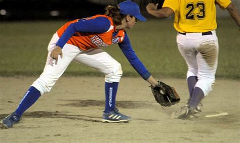 Todo listo para la liga de béisbol femenino - Primera Hora