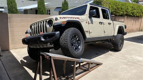 2020 Jeep Gladiator Mojave vs Rubicon Suspension Flex Test | Suspension ...