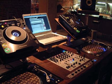 DJ Setup For Beginners – 5 Essentials To Start DJing Fast