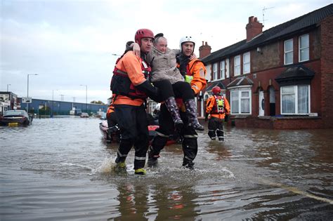 Floods Become UK Election Issue as Parties Spar Over Funding - Bloomberg