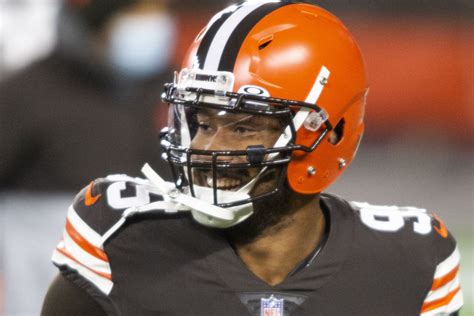 Myles Garrett injury: Browns star pass rusher leaves Week 14 game with arm injury, returns a ...