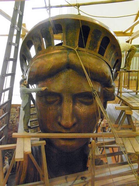 dans l'atelier de Gustave Eiffel | Statue, Lady liberty, Public sculpture