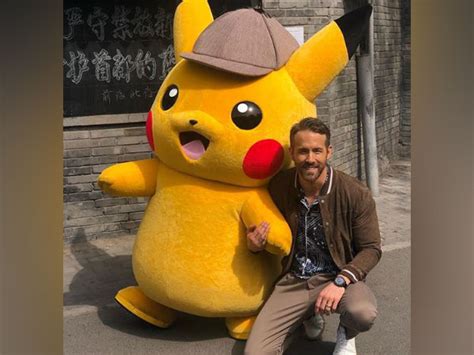 Ryan Reynolds poses with a giant 'Pikachu'