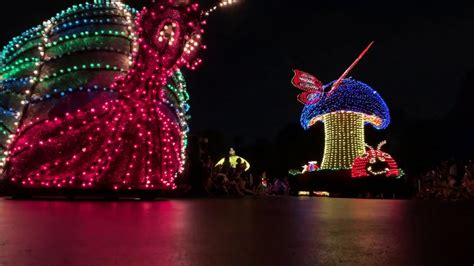 TIME LAPSE: Disneyland's 26-minute Main Street Electrical Parade in 3 1/2 minutes. - YouTube