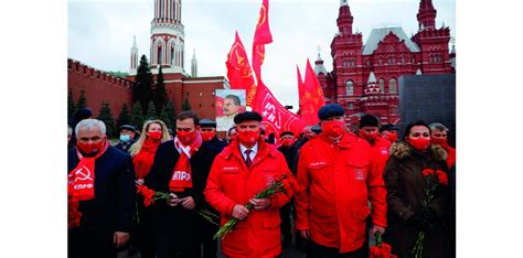 Russian communists march in Red Square to honour the October Revolution | Morning Star