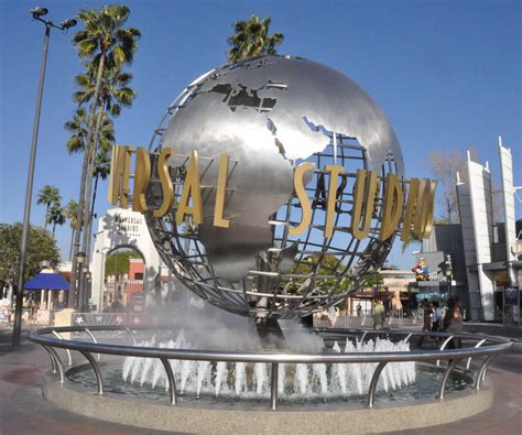 Universal Studios Hollywood And Studio Tour Universal - Universal Studios Globe Logo- WallpaperUse