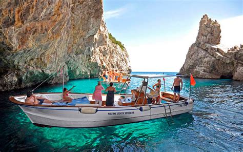 Tour Capri and Blue Grotto by boat - Ring Hostel Ischia