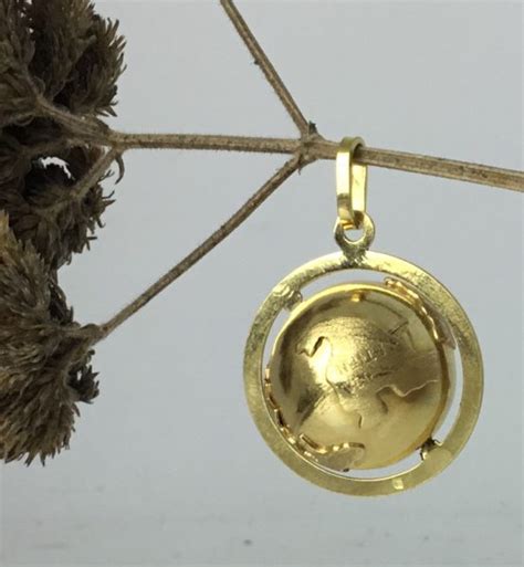 Vintage 18ct Yellow Gold Globe Pendant - Jewellery Discovery