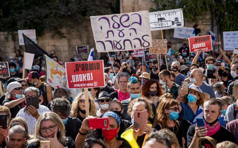 For third time this week, hundreds demonstrate against Netanyahu outside home | The Times of Israel