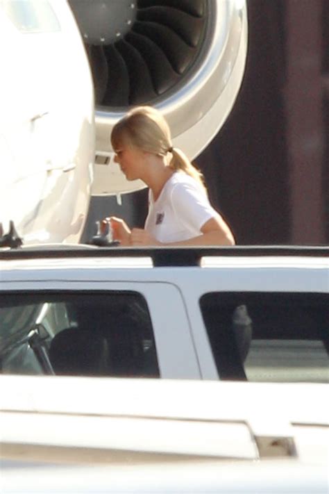 TAYLOR SWIFT Boarding Her Private Jet in Rhode Island 09/15/2019 ...