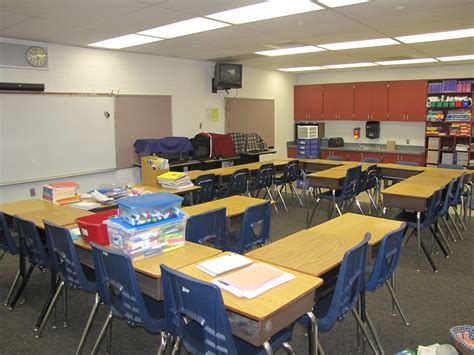 Pin by Lacey Oettel on Classroom | Seating chart classroom, Desk arrangements, Classroom desk ...