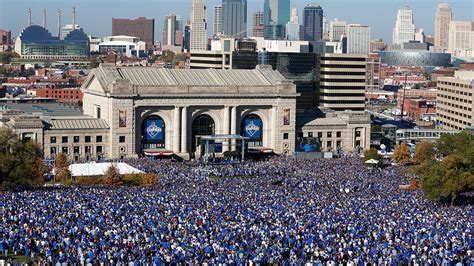 A KC of blue! Massive crowd, Royals rejoice | MLB.com