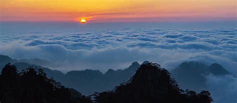 Watch Huangshan Sunrise While Hiking the Yellow Mounatin 2025