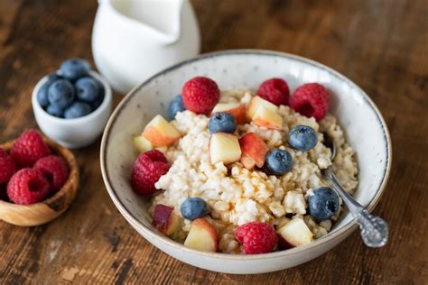 Oatmeal With Blueberries | The 9 Healthiest Snacks to Help You Stay Awake | POPSUGAR Fitness Photo 4