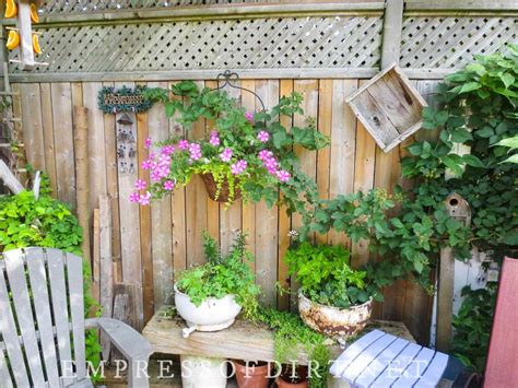 25 Garden Fence Decoration Ideas to Dress Up Your Yard