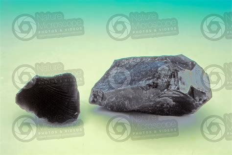 Obsidian - Obsidian - Volcanic rock - Igneous or Magmatic rock - Rocks and Petrology - Photos