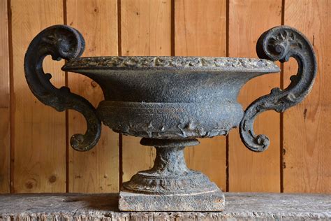Large cast iron French garden urn with decorative handles – 19th centu – Chez Pluie