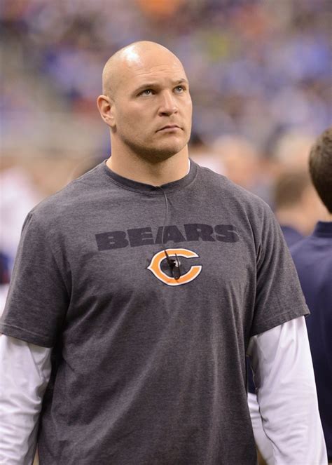 Brian Urlacher sues hair transplant company over 'deceptive' post