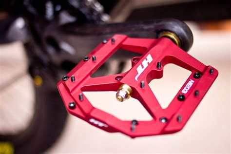 HT ME03 Pedals on Pivot's Phoenix Carbon DH Bike - Pivot's 30.8 Pound Phoenix Carbon Downhill ...