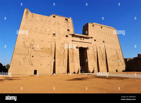 Entrance Pylon, Temple of Horus at Edfu, Upper Egypt Stock Photo - Alamy