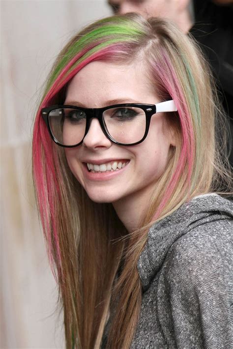 avril is soooo pretty wish i had her glasses | Avril lavigne, Cabelo ...