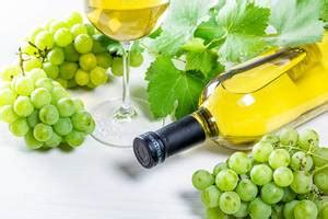 Grapes and white wine glass on a wooden table, front view - Creative Commons Bilder