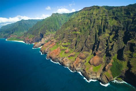 A lélegzetelállító “Könnyek Fala” vízesésegyüttes a hawaii Kauai ...