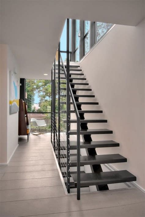 Mittelholmtreppe mit Stufen aus schwarzem Stahl-innendesign-modern | Modern staircase, Staircase ...