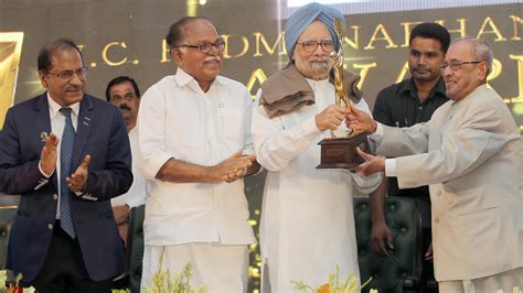 Dr Manmohan Singh awarded Lifetime Achievement Award - Delhi Post