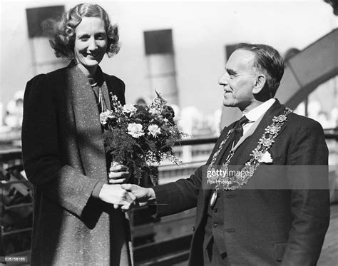 Aviator Beryl Markham shaking hands with the Mayor of Southampton, as... News Photo - Getty Images