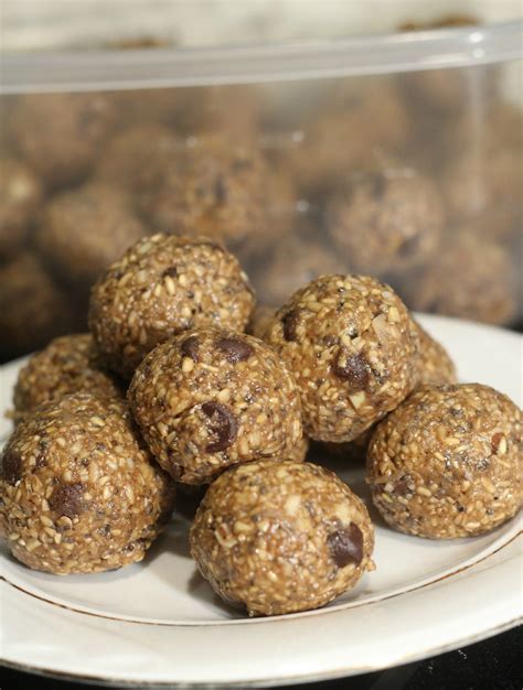 Easy No Bake Oatmeal Chocolate Peanut Butter Protein Balls Recipe | Jenns Blah Blah Blog