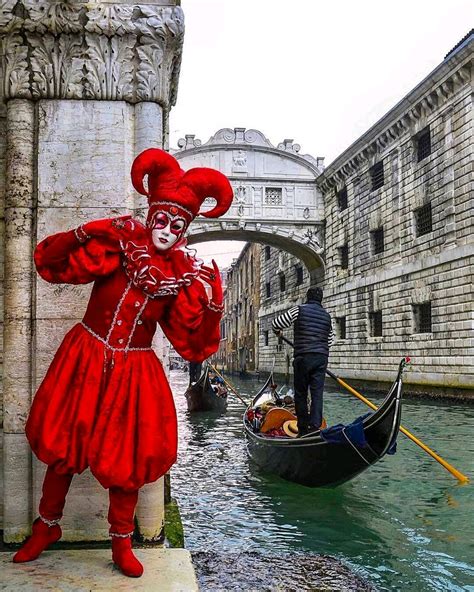 A picture from the Carnival of Venice, which officially began last weekend : r/europe