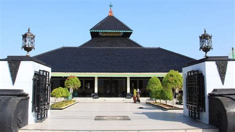 Sejarah Singkat Masjid Agung Demak, dari Arsitektur hingga Filosofi ...