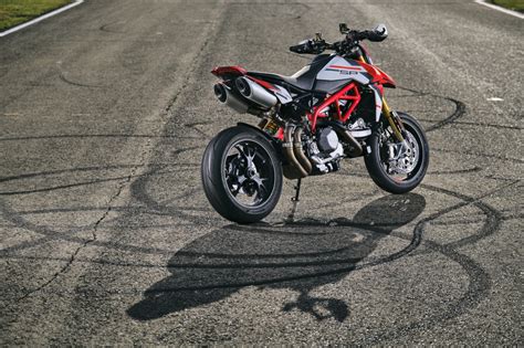 Ducati Hypermotard 950 SP: модель 2022 года, характеристики, комплектация, информация