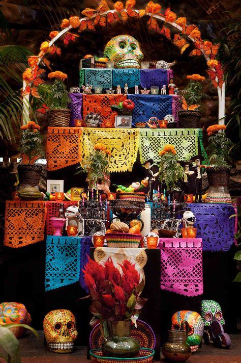 Mexican Day of the Dead altar rendering tribute to a loved one. | Altares de muertos creativos ...