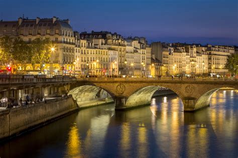 A Complete Guide to the Pont Neuf in Paris