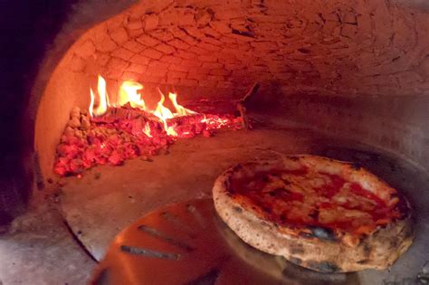 Rassegnatevi: l'unica vera pizza napoletana è quella cotta col forno a ...