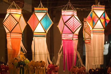 Colourful lanterns for sale during Diwali, the festival of lights, in India | Manualidades ...