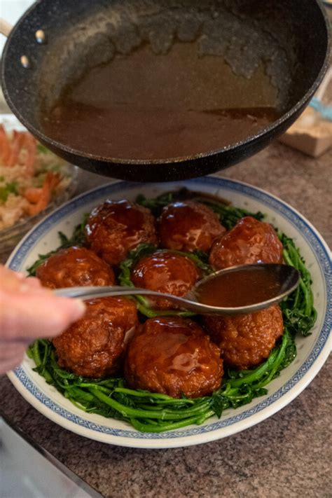 Juicy & Delicious Lion’s Head Meatballs Recipe (Must-Try!)