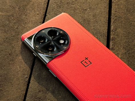 OnePlus 11R Solar Red hands-on - Guidantech