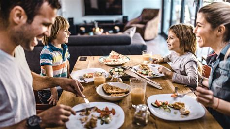 Bonnes manières à table : apprendre à son enfant à bien se tenir à table - magicmaman.com