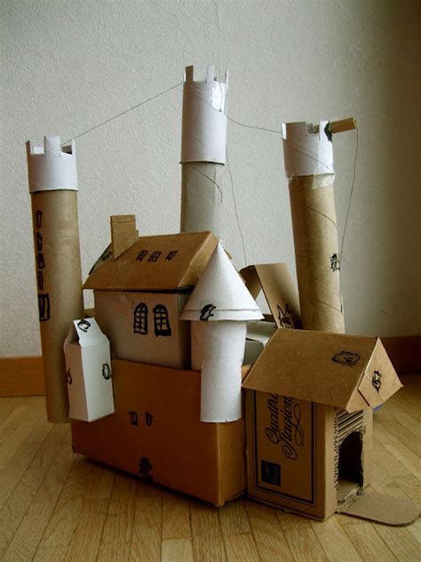 DIY cardboard castle - Fun Crafts Kids