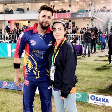 Imad Wasim Wife | 10 Lovely Pictures | Reviewit.pk