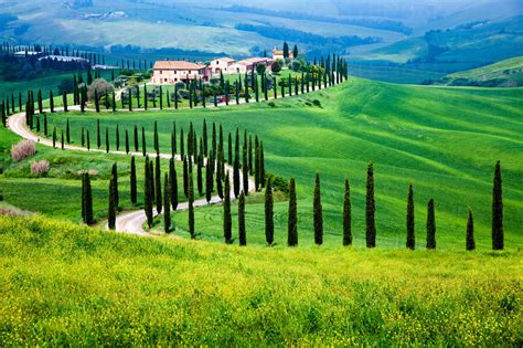 Farmhouse in green summer landscape near Crete Senesi, Tuscany, Italy ...