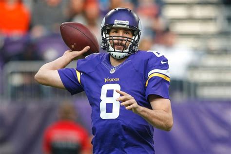 Vikings' Sam Bradford expected to play despite ailing knee