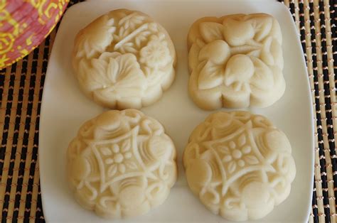 Gourmet by Kat: Moon cakes (Banh Trung Thu)