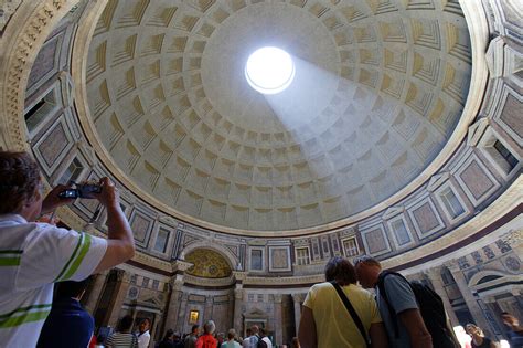 Tourists inside the Pantheon, Rome, … – License image – 70161905 lookphotos