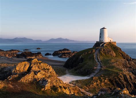 Twr Mawr lighthouse on Lladdwyn Island in North Wales - Beach Wallpapers