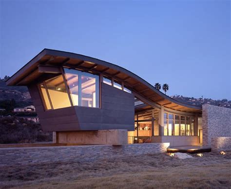 Unusual Roof Design Adds Interest to Beach House