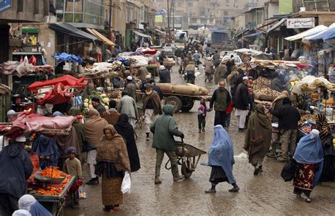 File:Afghan market teeming with vendors and shoppers 2-4-09.jpg - Wikipedia